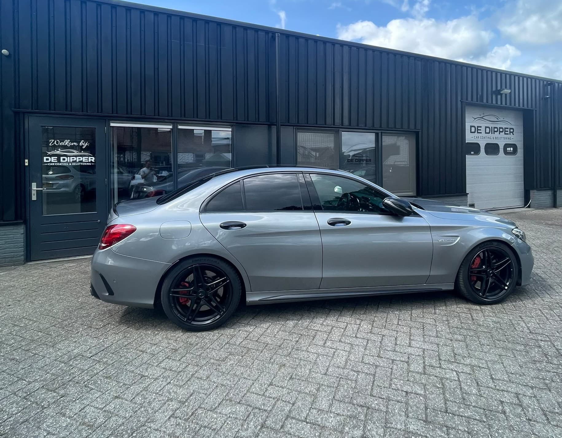 Grijze Mercedes voor de werkplaats van De Dipper in Geffen