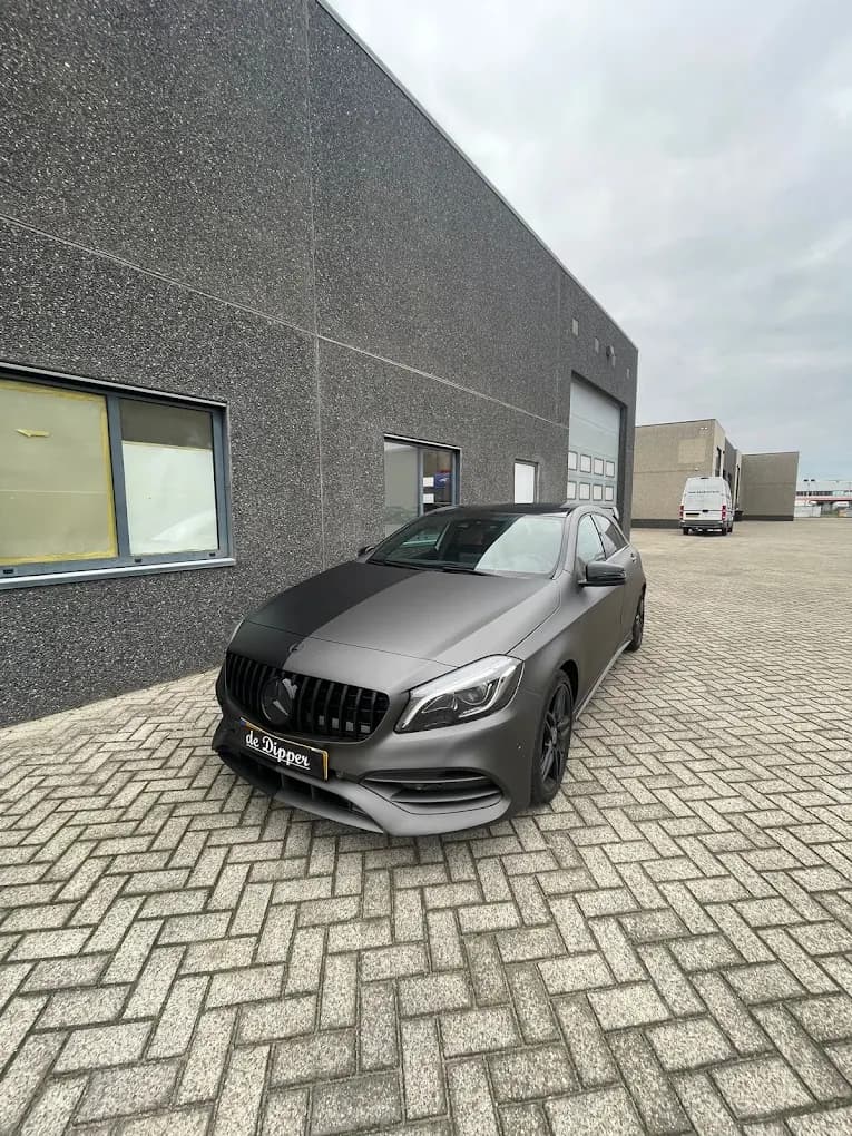 Matgrijze Mercedes met zwarte accenten voor de werkplaats van De Dipper