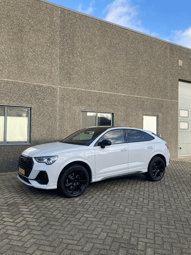 Witte Audi Q3 Sportback met zwarte velgen en zwarte details